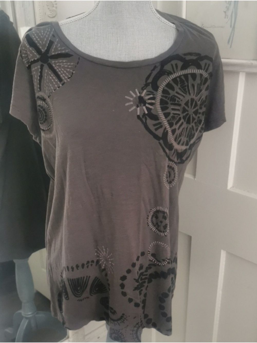 Womens Eddie Bauer Grey Boho Short-Sleeve Tee with Black Mandala Graphic. 2XL
